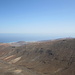 Blick über das Valle de Butihondo nach Südwesten:<br />über den Bergzug im Vordergrund verläuft der einfachste Weg auf den Pico de la Zarza; dahinter der breite Sandstrand von Jandia Playa