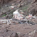 kleines Dorf Sidi Chamharouch auf halbem Abstiegsweg: Moschee und weiß gestrichener Fels
