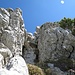 Durch leichte Kletterei auf der Nordseite gewinnt man diese Felsstufe ([http://www.hikr.org/gallery/photo1436567.html?post_id=80624#1 Bild]).