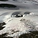 Die besonderen Gefahren des Frühlingsskifahrens. Das Schmelzwasser hat den Schnee unterspült und die Schneedecke ist eingebrochen. So ist ein gut zwei Meter tiefes Loch entstanden.