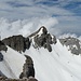 Der Girenspitz; genau genommen der zweithöchste Gipfel des Alpsteins, sieht vom oberen Teil des Ostgrats tatsächlich aus wie ein richtiger Berg. Dahinter baut sich bereits die Wolkenfront auf, welche die nördliche Alpsteinkette bald einhüllen wird.
