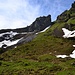 Aufstieg nach Nideri (mittig zwischen Felsen und den Tannen links oben), Schlussstück unterhalb des Felsens entlang des dünnen, langgezogenen Schneefeldes.