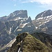 Gipfelpanorama: Massige Nachbarn (den wahren Alpinistenwanderern vorbehalten)