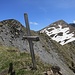 Das Kreuz auf dem Messhaldenspitz und der Vilan im Hintergrund.