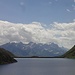 Blick über die Staumauer des Lago della Sella zu den Bergen der Basodino-Gruppe.