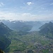 Schöne Aussicht vom Gipfel des Grossen Mythen Richtung Vierwaldstättersee mit Schwyz und Brunnen
