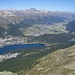 Blick vom Piz da l'Ova Cotschna nach St. Moritz hinunter. Hinten in der Bildmitte die mächtige Südwand des Piz Kesch.