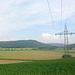 Blick von Süden zum Deister (Mitte Ebersberg bei Springe), die Stromleitung zielt gen Deisterpforte.