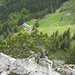 Exponiertes Fotografieren vom MittlerGoggeien vor dem Abstieg. Unten AlpJöggelisberg mit Pfad. Genau hier beginnt auch die [http://www.hikr.org/gallery/photo1212237.html SüdGrat-Route]