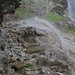 Der Regen ist nicht genug Wasser von oben! Auf dem Felsenweg vom Gamchi (1672m) hinauf zum P.1810m verläuft die Route direkt durch mehrere Wasserfälle.