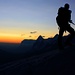 Ein Bergsteiger wartet auf den Sonnenaufgang.