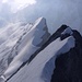 Tiefblick vom Gspaltenhorn (3436,1m) auf den Tschingelspitz (3323m). Am Horizont sind Gletscherhorn (3983m), Äbeni Flue (3962m) und Mittaghorn (3892m) zu sehen.