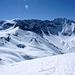 Gipfelpanorama.<br />Links im Bild die Schneekuppe im Grat, unsere Abfahrtsroute