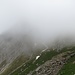 Die wegen des Nebels nicht sichtbare Rinne in der Bildmitte führt vom Wildhuser Schafboden zum Sattel nördlich des Zehenspitzes hinauf. Sie ist z. T. noch mit Schnee gefüllt.