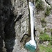 beeindruckender Wasserfall nahe am Weg
