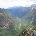 Tiefblick nach Antronapiana vom Gipfel, links die kleinen Ebenen der Alpen Cama und Pena