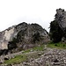 Steile Gegend, in der man nahe nacheinander oder nebeneinander aufsteigen sollte, um sich nicht gegenseitig mit Steinen abzuschiessen. Links der massive Felssturz vom 1. Juli 2013.