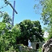 am Ende des Kreuzweges taucht die Kapelle "zen Spitzen Steinen" mit dem Riesenkreuz auf