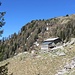 Il Rifugio Alpe di Croslee; sullo sfondo il versante di salita al Mottale