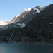 Aufbruch am Mattmark-Stausee; im linken Bildhintergrund der Schwarzberggletscher. Der dunkle Klotz oberhalb des Dammes ist der Schwarzbergchopf, der über einen aussichtsreichen Wanderweg bestiegen werden kann. Links daneben grad noch das Strahlhorn, rechts oben guckt das Allalinhorn herüber.