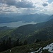 Der Walchensee, dahinter das Wettersteingebirge mit der alles überragenden Zugspitze.