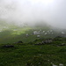 Die Meglisalp taucht aus dem Nebel auf