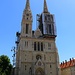 Zagrebačka katedrala. Eine erste Kirche stand wahrscheinlich hier schon im 10. Jahrhundert der schliesslich 1093 zur Kathedrale wurde und stets bis 1217 vergrössert wurde. Diese erste Kirche wurde durch die Tataren 1242 zerstört. Danach wurde eine neue Kathedrale im gotischen Stil gebaut die aber stets verändert wurde. Bis heute wurde das gotteshaus aber immer wieder durch Erdbeben beschädigt.