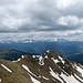 der weitere Weg zur Ritzlarspitze mit den Dolomiten im Hintergrund