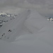 Auf dem Gipfel des Zirmeggenkogels türmen sich meterhohe Schneemassen.