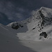 Links führt die Skiroute zur Essener Spitze (die ehemalige Essener Hütte auf Südtiroler Gebiet ist verfallen).