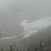 durch den Nebel sind links unten vom Baumgarten aus noch Schneefelder zu erkennen
