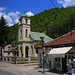 Die Kirche im Dorf Donji Vakuf zeigt noch Spuren vom letzten Krieg. Die Stadt wurde zuerst von Serben eingenommen bevor sie 1995 wieder nach heftigen Kämpfen von der bosnsich-kroatischen Armee eingenommen wurde. Der Kirchturm zeigt immer noch Einschusslöcher vom vergangenen Krieg.