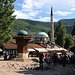 Nach dem ich für 20 Mark (etwa 12Fr. / 10€) spontan eine schöne und private Unterkunft im Zentrum Sarajevos fand ging ich nun die Stadt anschauen. Das Zentrum der bosnischen Hauptstadt ist orientalisch geprägt und es gibt viel zu besichtigen. <br /><br />Auf dem Foto ist die Baščaršija mir der gleichnamigen Moschee aus dem  Jahr 1528. Auf dem alten Handels- und Handwerszentrum Sarajevos steht auch ein öffentlicher Brunnen (Sebilj na čaršija), allerdings in seiner heutigen Form erst seit 1891.