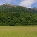 Eine wunderschöne Landschaft liegt rund um Tjentište, kein Wunder ist das Gebiet zusammen mit dem bosnischen Teil des Maglić seit 1962 ein Nationalpark. Der Nacionalni park Sutjeska besteht grösstenteils aus ursprünglichen Wäldern.<br /><br />Oben sind der Gipfel Bavan (1510,3m) und die Felswand Siljeci zu sehen.
