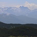 Sicht während des Aufstiegs von der Hochebene bis weit nach Montenegro hinein. Die beiden Gipfeln Bezimeni Vrh (2487m) und Bobotov Kuk (2523m) sind die höchsten montenegrinischen Berge die vollständig im kleinen Balkanland liegen.