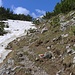In Zustieg zum Sporn von der Hochebene wird der Bergweg nun wieder deutlich steiler und das Gelände ist auch wieder stärker mit Legföhren bewachsen. Ende Mai 2014 traf ich hier auf erste grössere Schneereste.