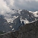 Aussicht von der Flanke im Zoom zu den Bergen des Bioč mit dem Berg Vrsta (links; 2300,3m). Die Aufstiegtoute über die Flanke und das Biočmassif befinden bereits im Nachbarland Montenegro.