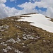 Über den breiten Gratrücken wanderte ich dem ersten Gipfel der Tour entgegen. Der Gipfel des Veliki Maglić / Crnogorski Maglić (2388m) ist nur noch ein kleiner Spaziergang wenn man einmal den Gipfelbereich des Maglić-Kammes erreicht hat.