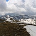 Da Panorama vom Veliki Maglić / Crnogorski Maglić (2388m) in Richtung Südost bis Süd. Die Gipfel von Links nach Rechts: Vrsta (in Wolken; 2300,3m), Gredelj (2264m), Bubreg (2339m), Viliki Vitao (in Wolken; 2397m) und Trzivka (2332m).