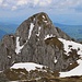 Im Zoom erscheint vom Veliki Maglić / Crnogorski Maglić (2388m) der höchste Bosnische Berg als eine schön geformte Kalkspitze. Der Aufstieg zum Mali Maglić / Bosanski Maglić (2386m) über den Grat ist allerdings viel einfacher als es den Anschein auf dem Foto hat.