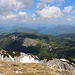 Mali Maglić / Bosanski Maglić (2386m):<br /><br />Aussicht nach Norden ins Hügelland Bosnien und Herzegowinas. Die auffälligsten Hügel sind Pliješ (rechts; 1719m), Vjetrenik (links; 1485m) und Sica (1805m).
