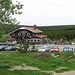 Hütte Smědava (Wittighaus) mit Außenterrasse. Hier kann man auch übernachten.