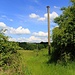 Bahntrasse mit seltenen Beton-Telegrafenmasten