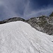 Eines der zahlreichen Schneefelder zwischen Höch Nideri Sattel und Mesmer, ideal um den Abstieg zu vereinfachen.