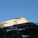 <b>Alle 6:10 mi avvio con gli sci fissati allo zaino sui pendii ad ovest dell’ospizio, verso l’Alpe Moesola. Sfrutto tracce di sentiero e cenge erbose create dal ripetuto passaggio delle mucche. </b>