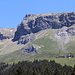 Fil del Cassons (Bergstation Luftseilbahn), Crap da Flem (Flimserstein) und darunter die Alp Naraus, von wo aus wir mit der Sesselbahn zurückfahren werden.
