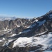 Über der Hohsaas-Bergstation der Jägigrat, dahinter in der Ferne einzelne Berner Oberländer. Das Lagginhorn dient als Maßstab: unser Weissmies-Gipfel ist nur wenige Meter höher!