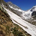 hier passiert man die ersten Schneefelder; rechts im Bild der Oberalpstock