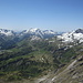 über den Flexenpass (links der Bildmitte) reicht der Blick bis nach Graubünden; recht der Bildmitte in der Ferne das Rätikon