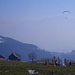Stimmungsbild auf der Scheidegg – man fliegt und grillt im Schutze des Zauns